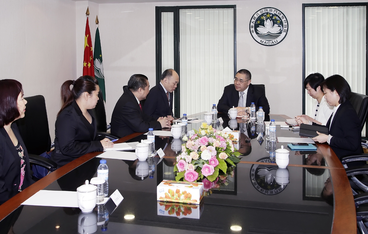 Encontro entre o Chefe do Executivo, Chui Sai On, e representantes da Federação Asiática de Wushu.