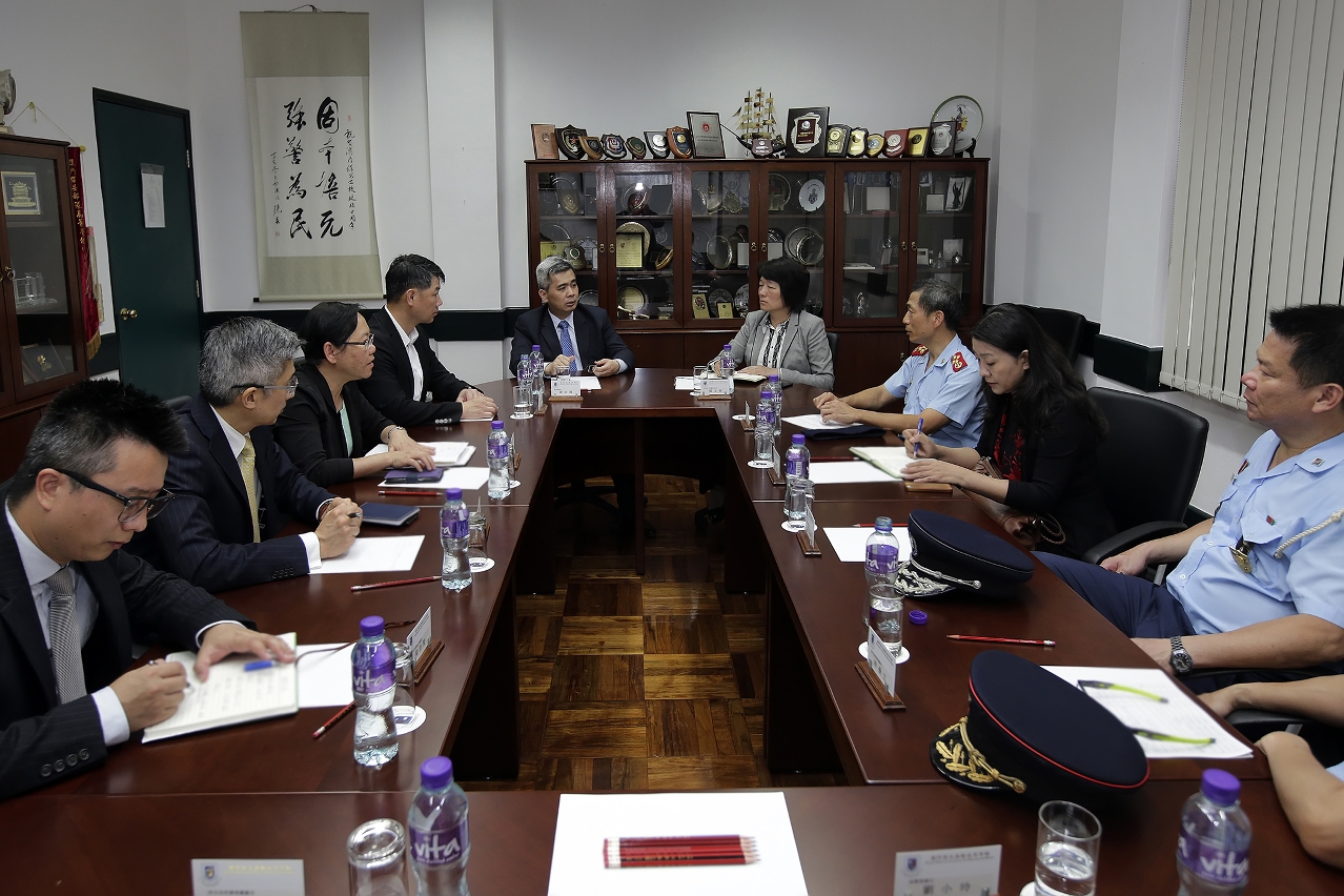 Secretário para a Segurança, Wong Sio Chak, numa reunião com os dirigentes e as chefias da Escola Superior das FSM e do CPSP