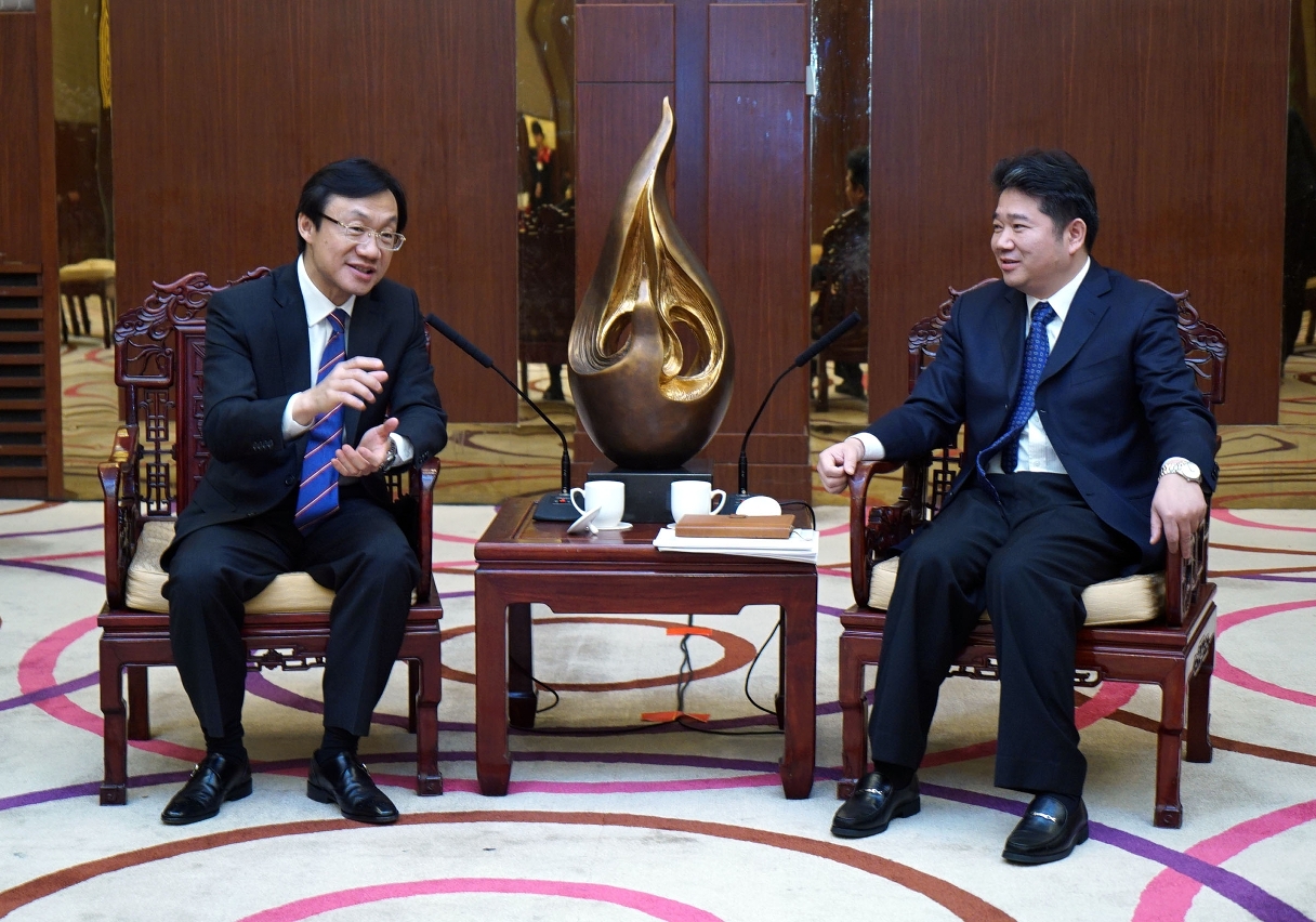 Secretary for Social Affairs and Culture, Mr Tam Chon Weng, meets with the Vice Chairman of the China National Tourism Administration, Mr Li Shihong.