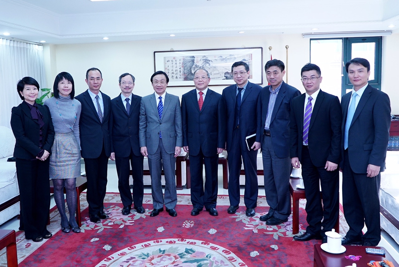 Secretary for Social Affairs and Culture, Mr Tam Chon Weng, meets with the Director of State Administration of Cultural Heritage, Mr Li Xiaojie.