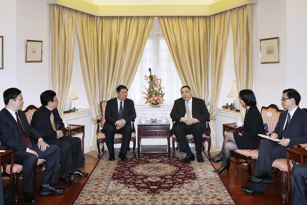 Chief Executive, Mr Chui Sai On, meets with the Vice Chairman of National Development and Reform Commission, Mr He Lifeng.