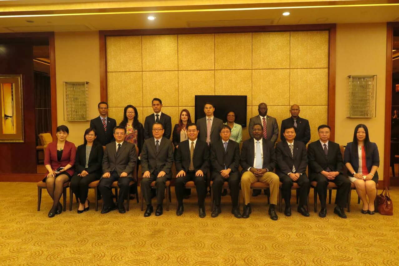 5 de Maio de 2015, Fotografia de grupo com o Governador do Município de Qingyuan, Dr. Guo Feng, e a Delegação do Secretariado Permanente do Fórum de Macau
