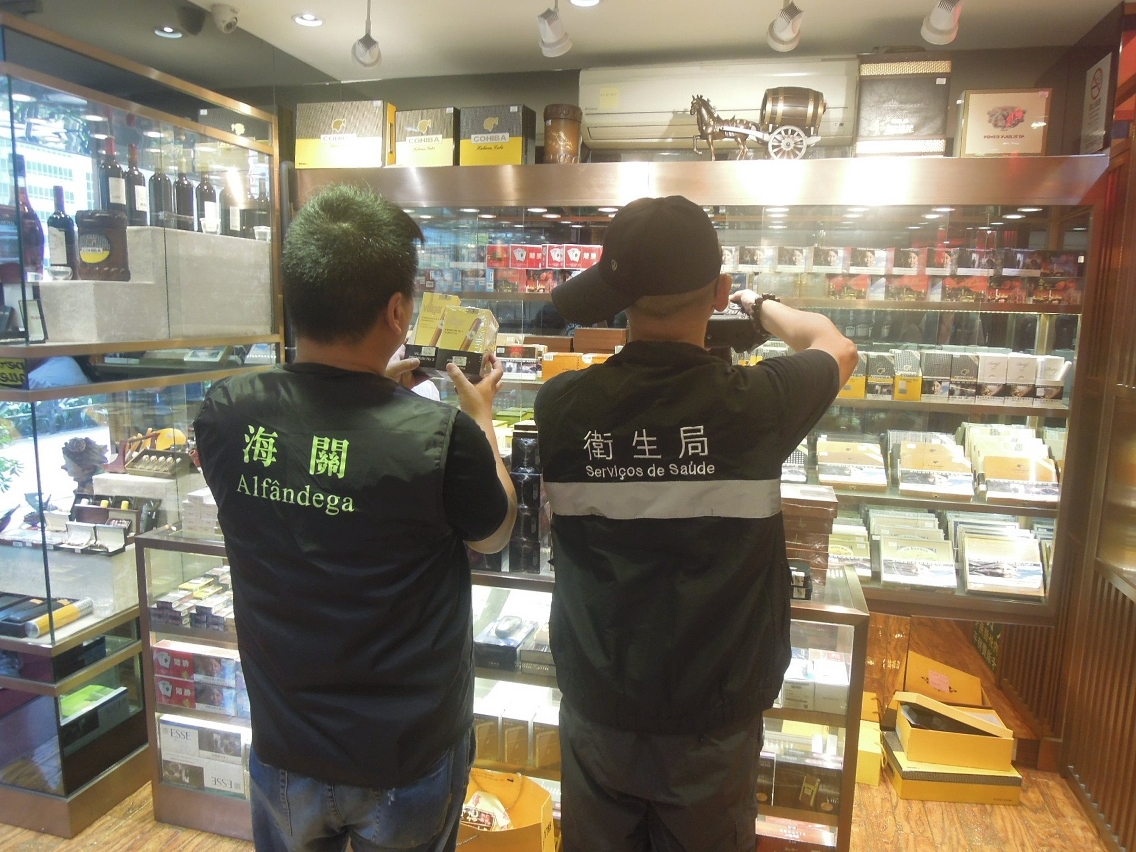 澳門海關與中山執法部門聯合稽查違規卷煙及雪茄煙案，澳門衛生局控煙辦人員協同稽查及檢控違規店舖。