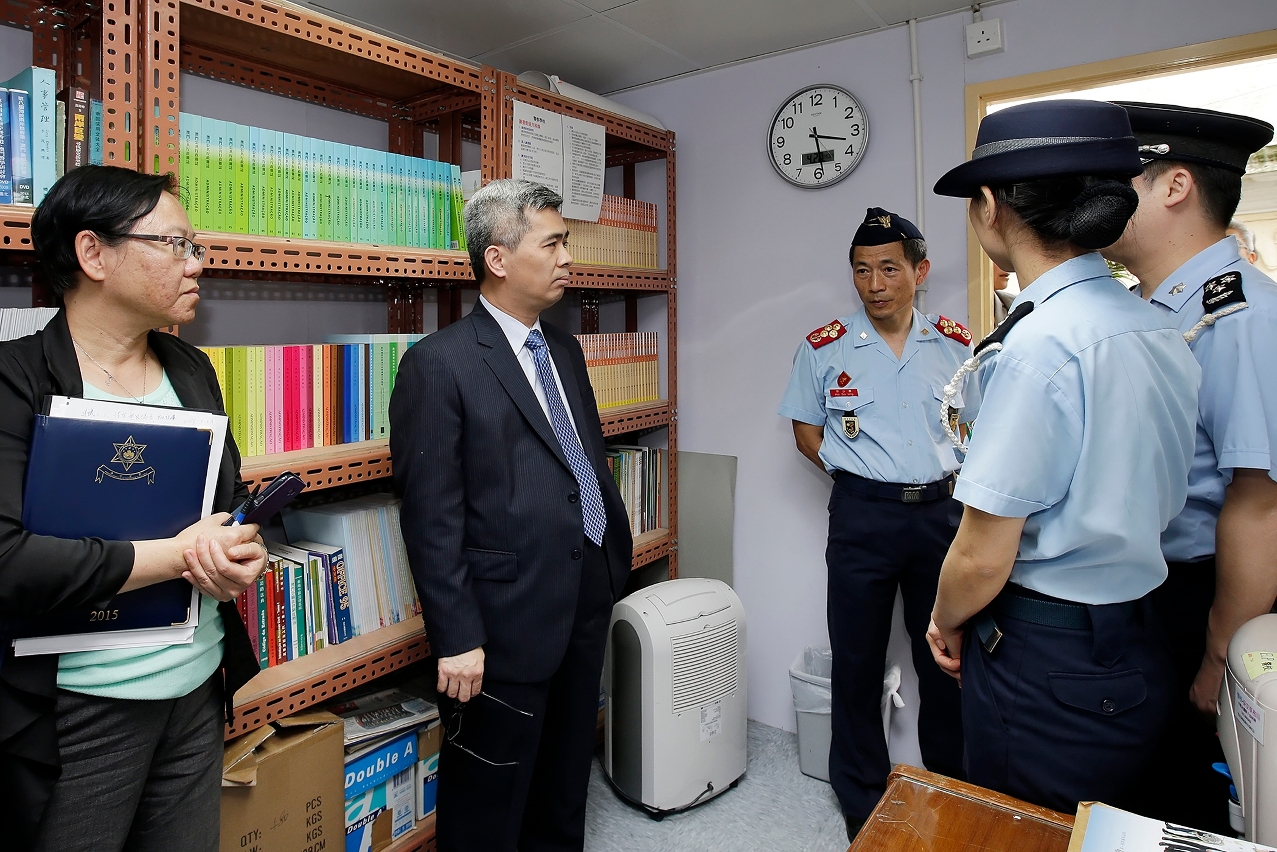 Secretário para a Segurança, Wong Sio Chak, em visita ao escritório móvel da Escola de Polícia