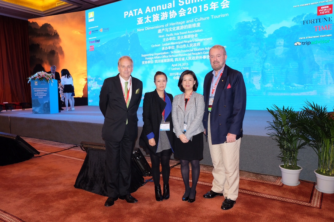 Kathy Iong (segunda da direita) com o director-executivo da PATA Mario Hardy (primeiro da esquerda) e o novo presidente da PATA Kevin Murphy