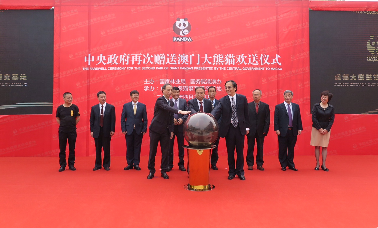 A farewell ceremony is held in Chengdu before the new pair of giant pandas departs for Macao.