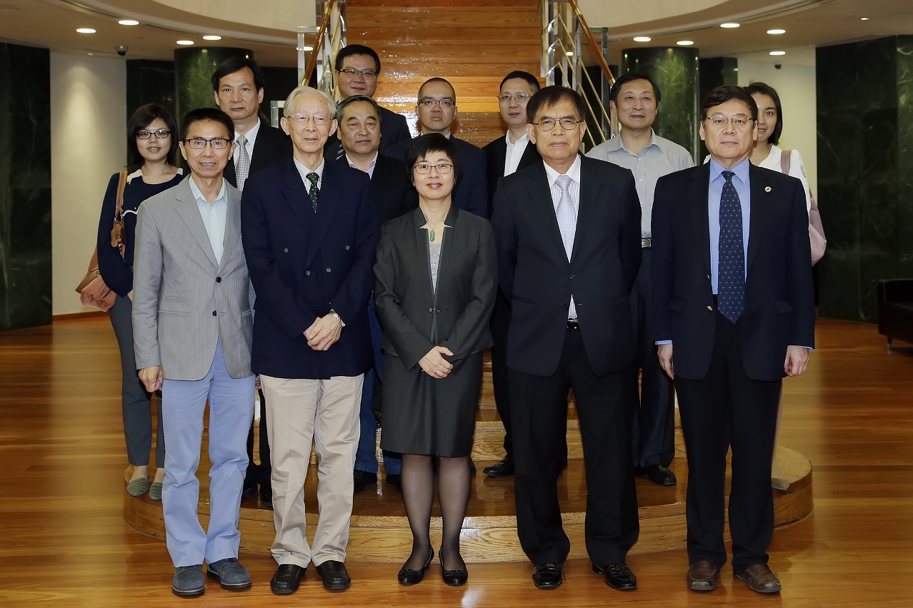 A Secretária Sónia Chan (no meio) e os representantes da União de Estudiosos de Macau.