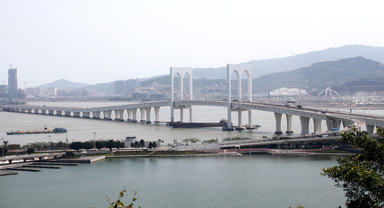 “西灣大橋2015年10月至2017年9月的管理及保養”服務今日（4月30日）公開開標。