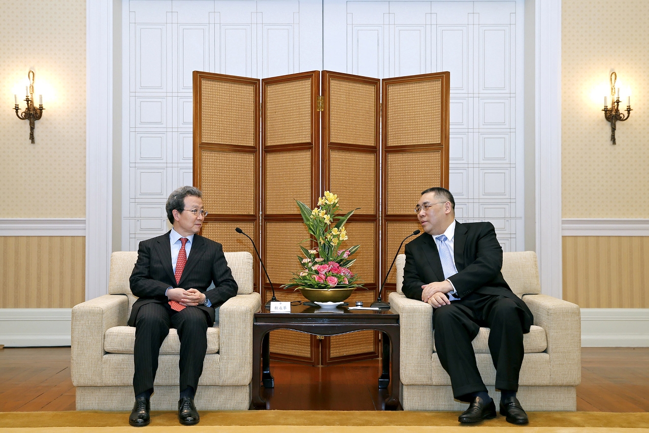 Chief Executive, Mr Chui Sai On (right), meets with the Ambassador of the People’s Republic of China to Japan, Mr Cheng Yonghua, at the Government Headquarters.