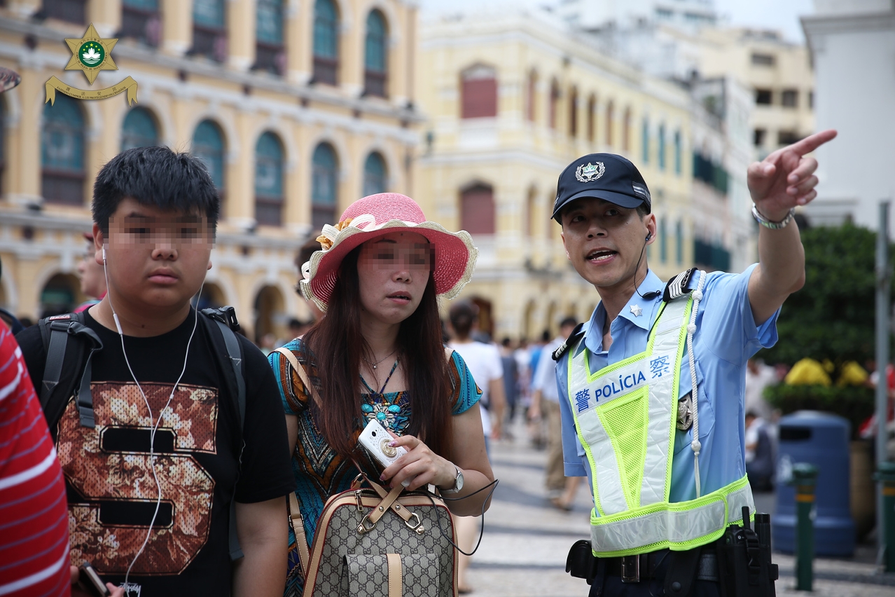 警員在新馬路向旅客指引情況