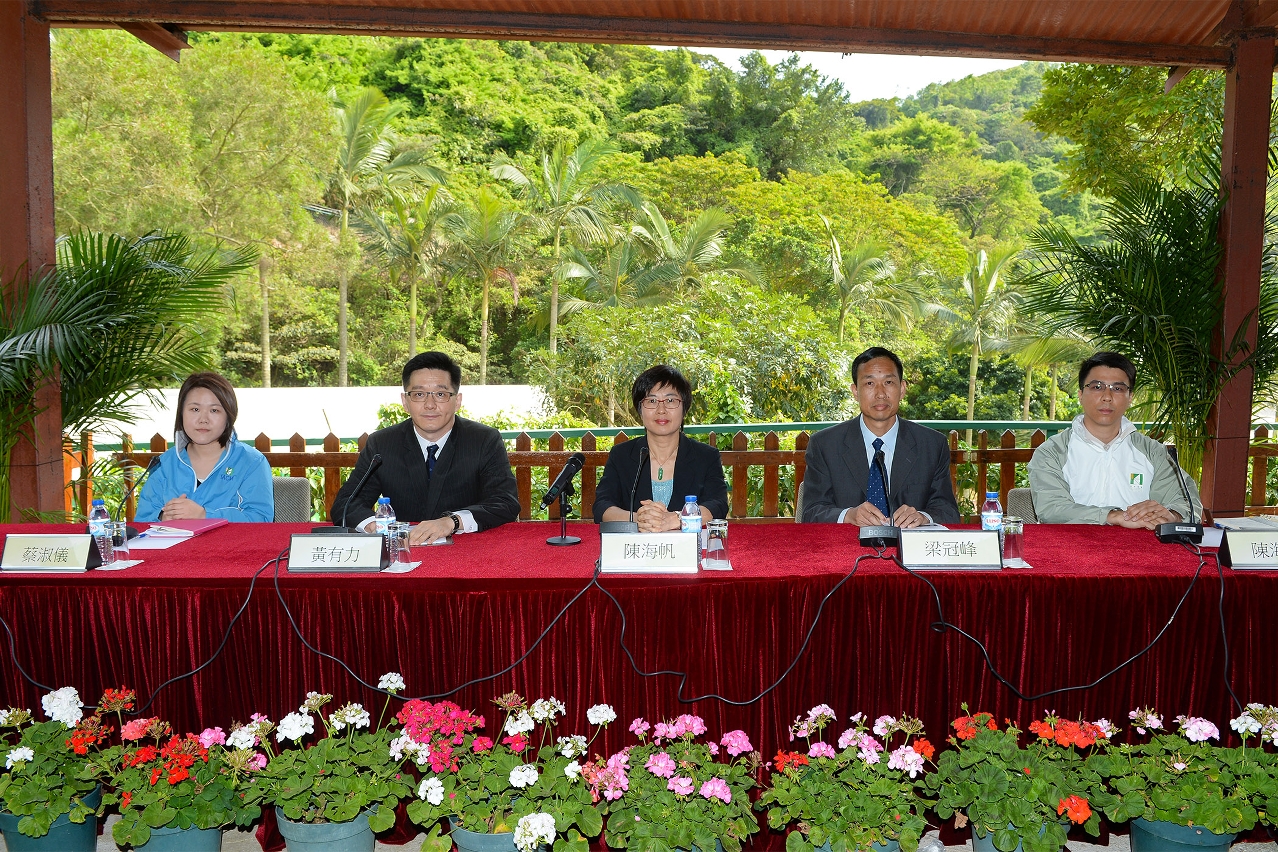 Secretary for Administration and Justice, Ms Chan Hoi Fan, presides over the press conference on the welcoming ceremony for the giant pandas, which will arrive on 30 April, offered to Macao by the Central Government.