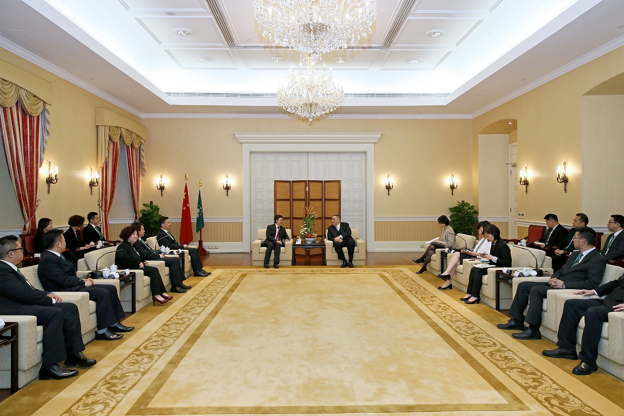 Chefe do Executivo tem encontro com dirigentes da comissão da juventude da Associação Comercial de Macau