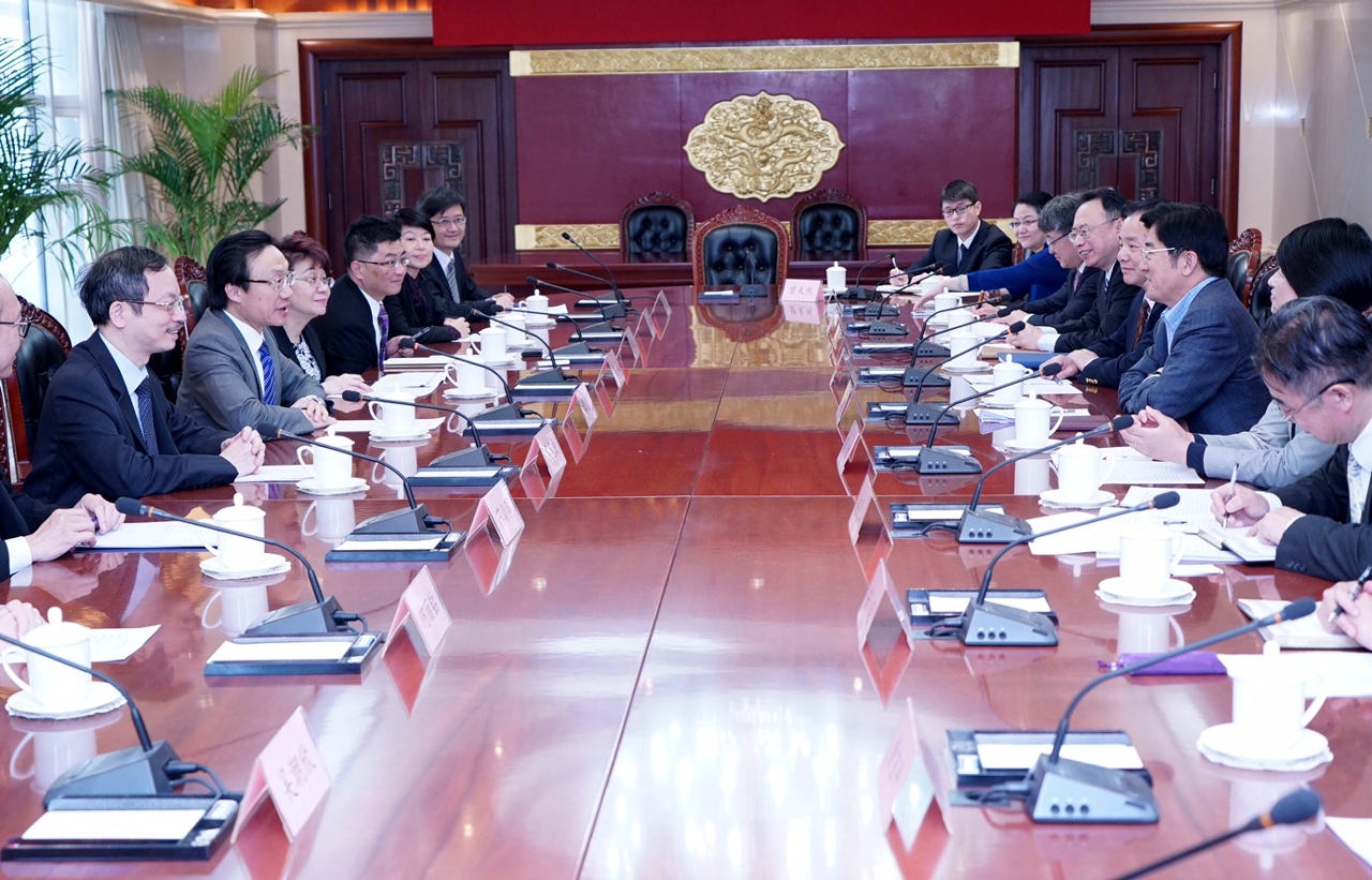 Secretary for Social Affairs and Culture, Mr Tam Chon Weng, visits the Ministry of Education in Beijing.