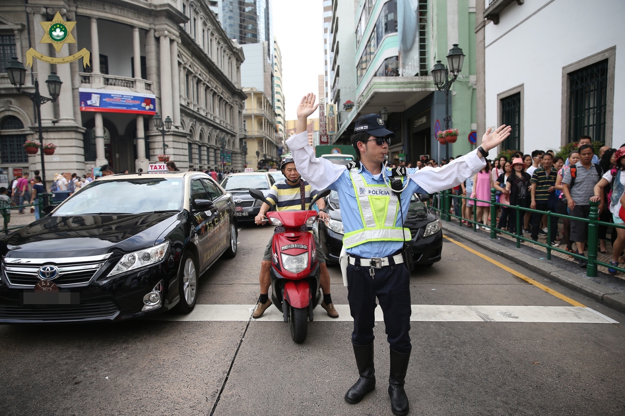警員在新馬路疏導人潮情況