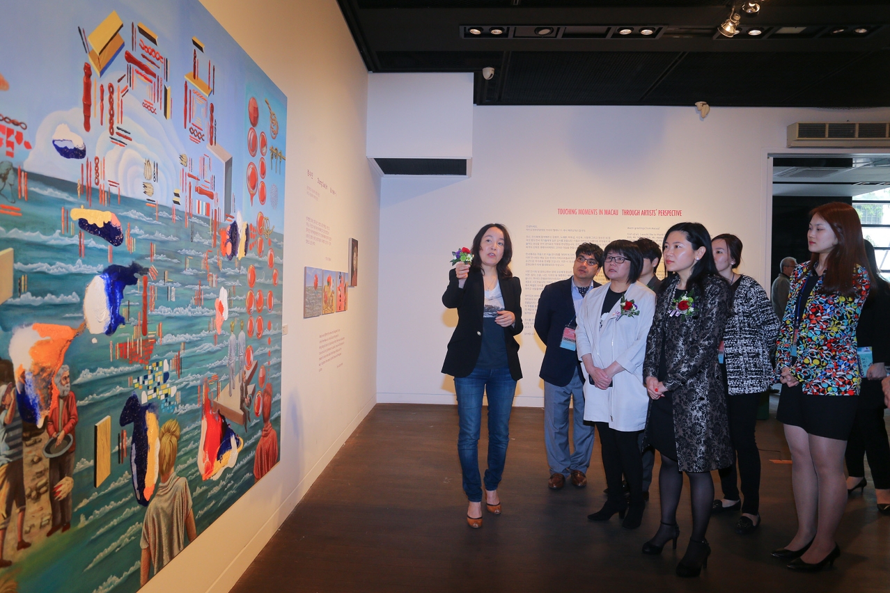 Artista coreana apresenta o seu trabalho a Cecilia Tse e convidados