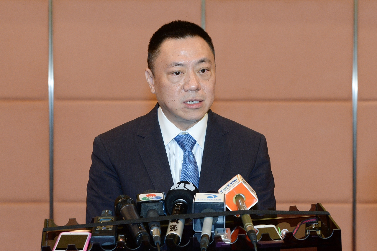 Secretary for Economy and Finance, Mr Leong Vai Tac, meets the press after the Zhuhai-Macao Cooperation Conference 2015.