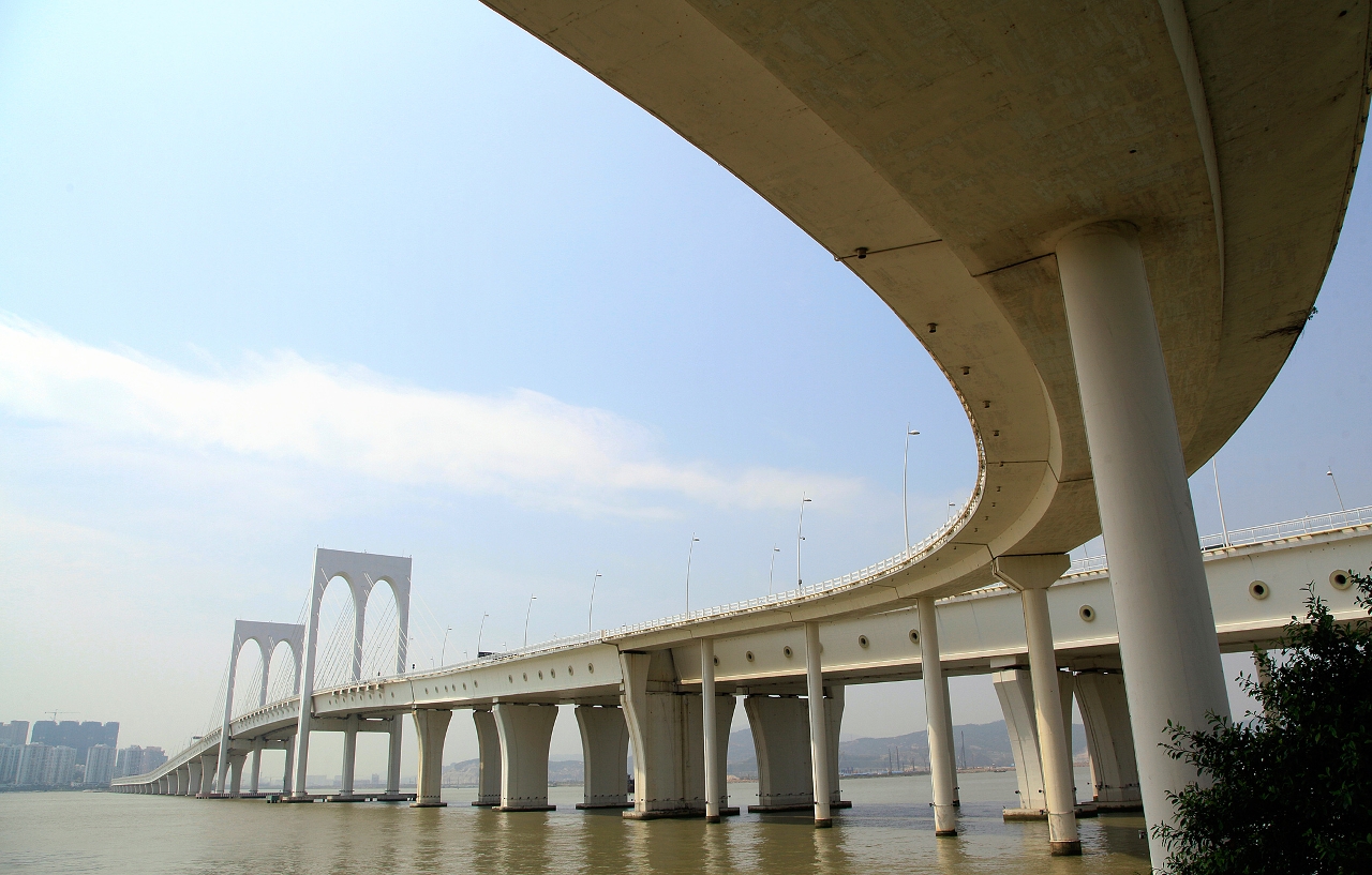 “西灣大橋2015年10月至2017年9月的管理及保養”服務今日（4月30日）公開開標。