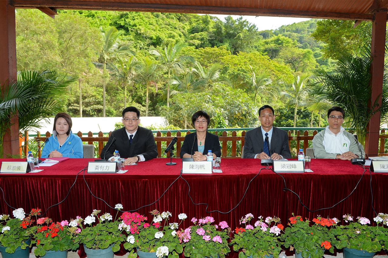 Secretária Para Administração e Justiça, Sónia Chan, preside a conferência de imprensa para apresentar os trabalhos relacionados com a chegada dos pandas-gigantes a Macau.