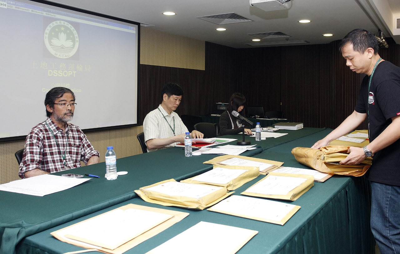 Acto público realizado hoje (dia 5 de Maio) de abertura das propostas do concurso público da Empreitada do Reordenamento do Talude Envolvente da Área Prisional Especial do Estabelecimento Prisional de Macau