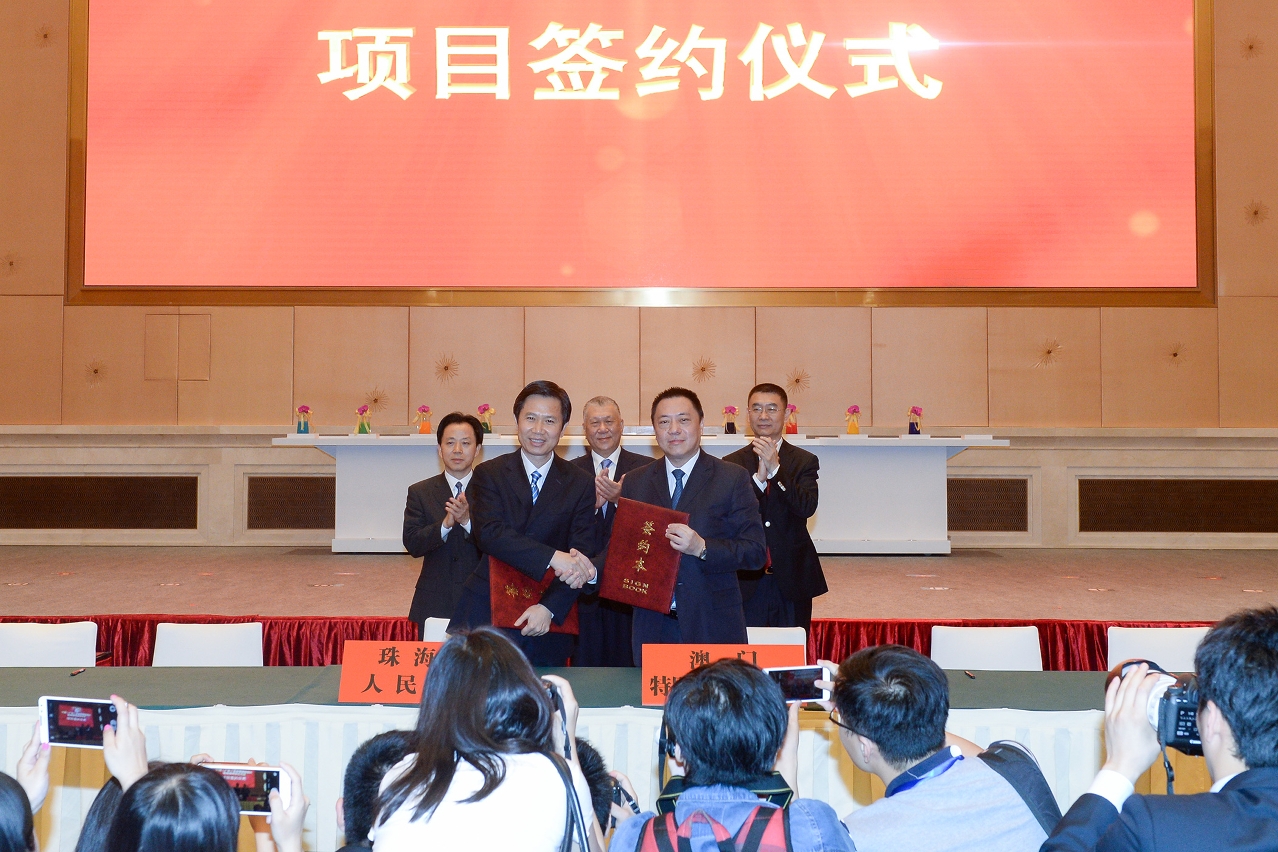 Secretary for Economy and Finance Mr Leong Vai Tac and Mayor of Zhuhai Mr Jiang Ling sign an agreement on establishing a Zhuhai-Macao co-operation mechanism for the development of China (Guangdong) Pilot Free Trade Zone Hengqin Area of Zhuhai.