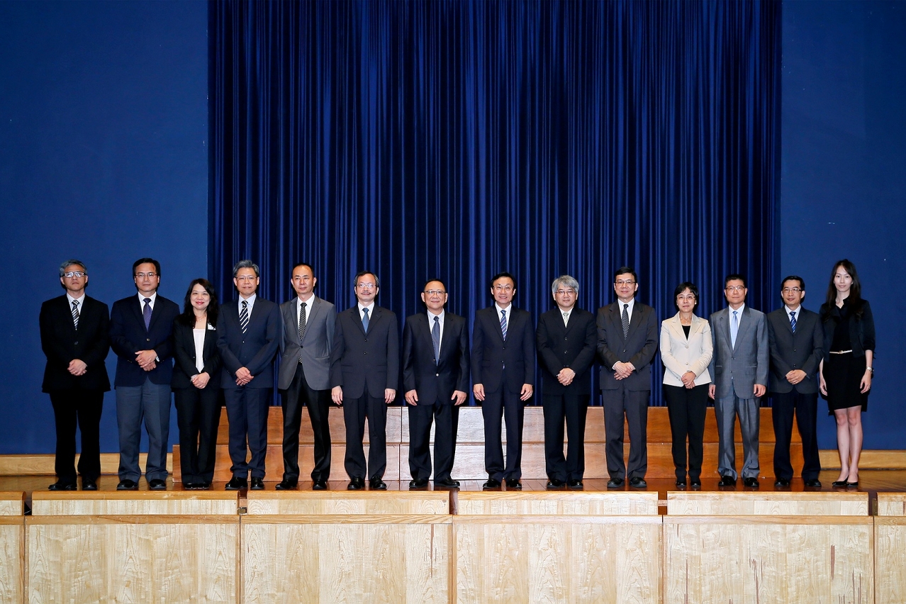 Foto em grupo dos convidados principais no palco