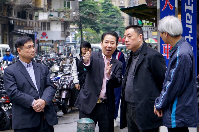 有關街區工商聯會負責人向梁維特司長介紹美化街道環境可讓居民率先享受發展社區經濟的好處。