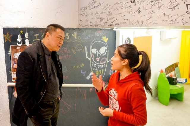 梁維特司長了解青年企業家介紹開設文創特色小店的創業和經營心得。