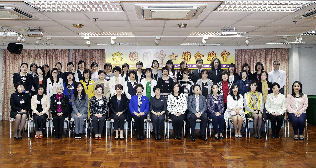 A Secretária Sónia Chan (no meio à frente) e os representantes da Associação Geral das Mulheres de Macau.