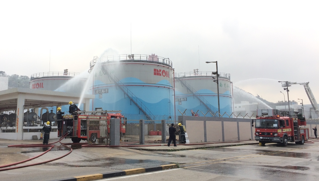 The “Fuel Farm Exercise 2015” of Macau International Airport was carried out on 19 March 2015 simulating a fire in the fuel farm. All entities involved cooperated closely with each other in resolving the crisis.