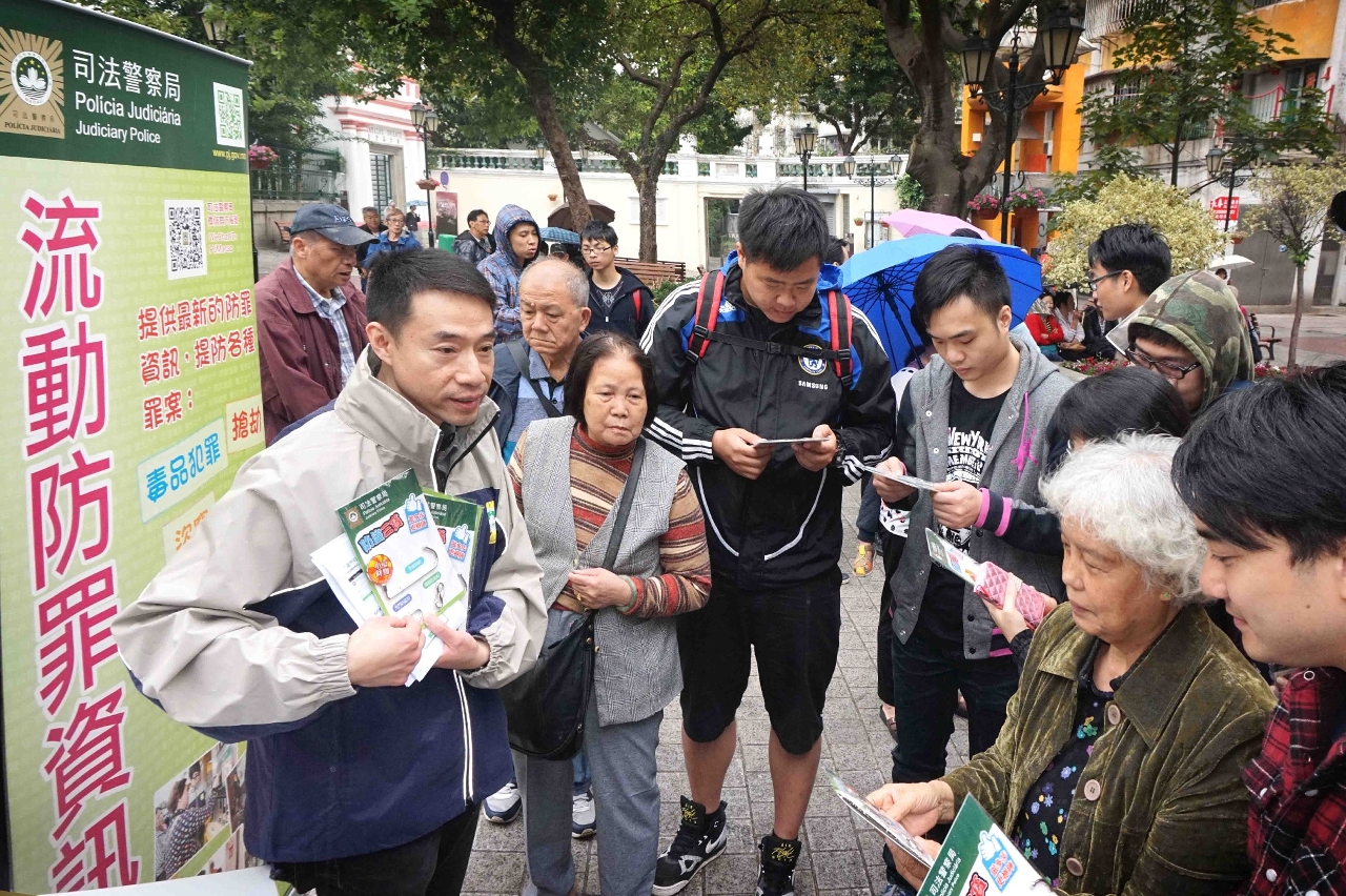 司警局人員介紹防罪資訊及即場解答市民的查詢