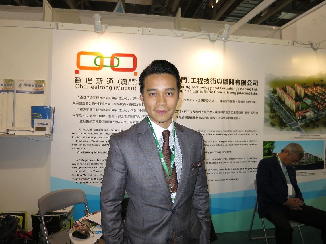 O Sr. Chan celebra protocolos de cooperação na edição anterior do MIECF, para se tornar agente de materiais de construção verde em Macau, em África e nos Países de Língua Portuguesa.