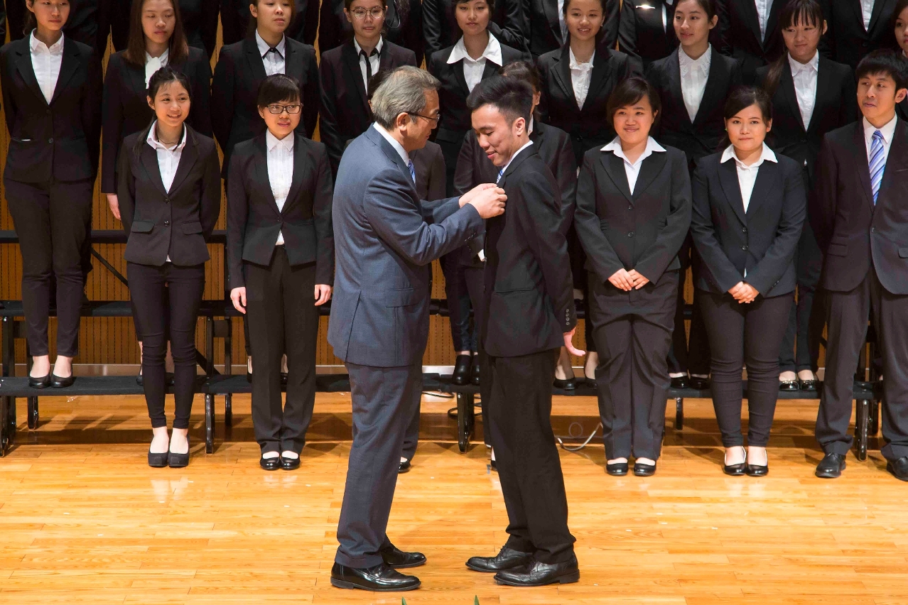 程海東向新一屆澳大學生公關大使頒發就職名牌