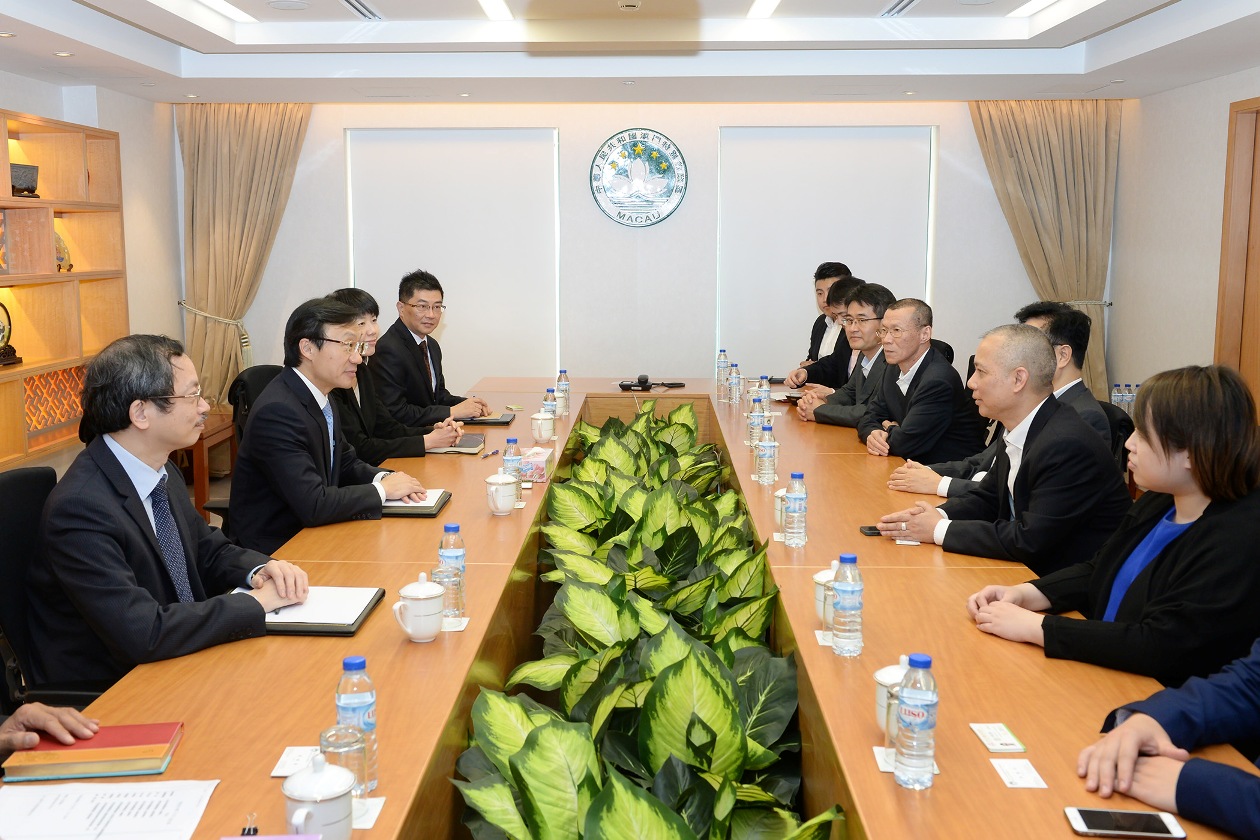 O Secretário para os Assuntos Sociais e Cultura teve um encontro com uma delegação da Aliança de Povo de Instituição de Macau