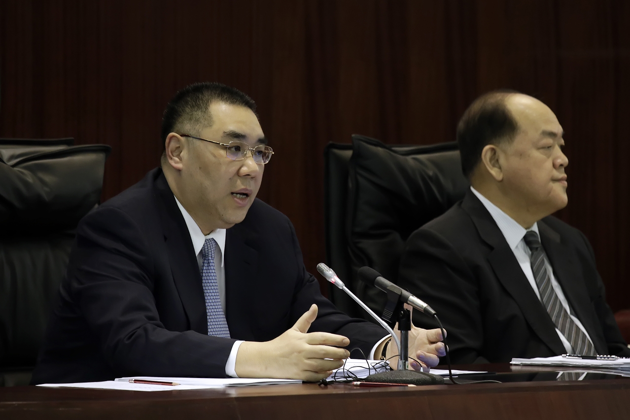 Chief Executive, Mr Chui Sai On, answers questions from legislators on Policy Address for the Fiscal Year 2015 at a plenary session of the Legislative Assembly.