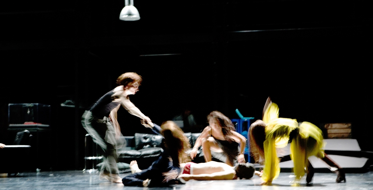 Trust interpretado pelos talentosos bailarinos do alemão Schaubühne am Lehniner Platz