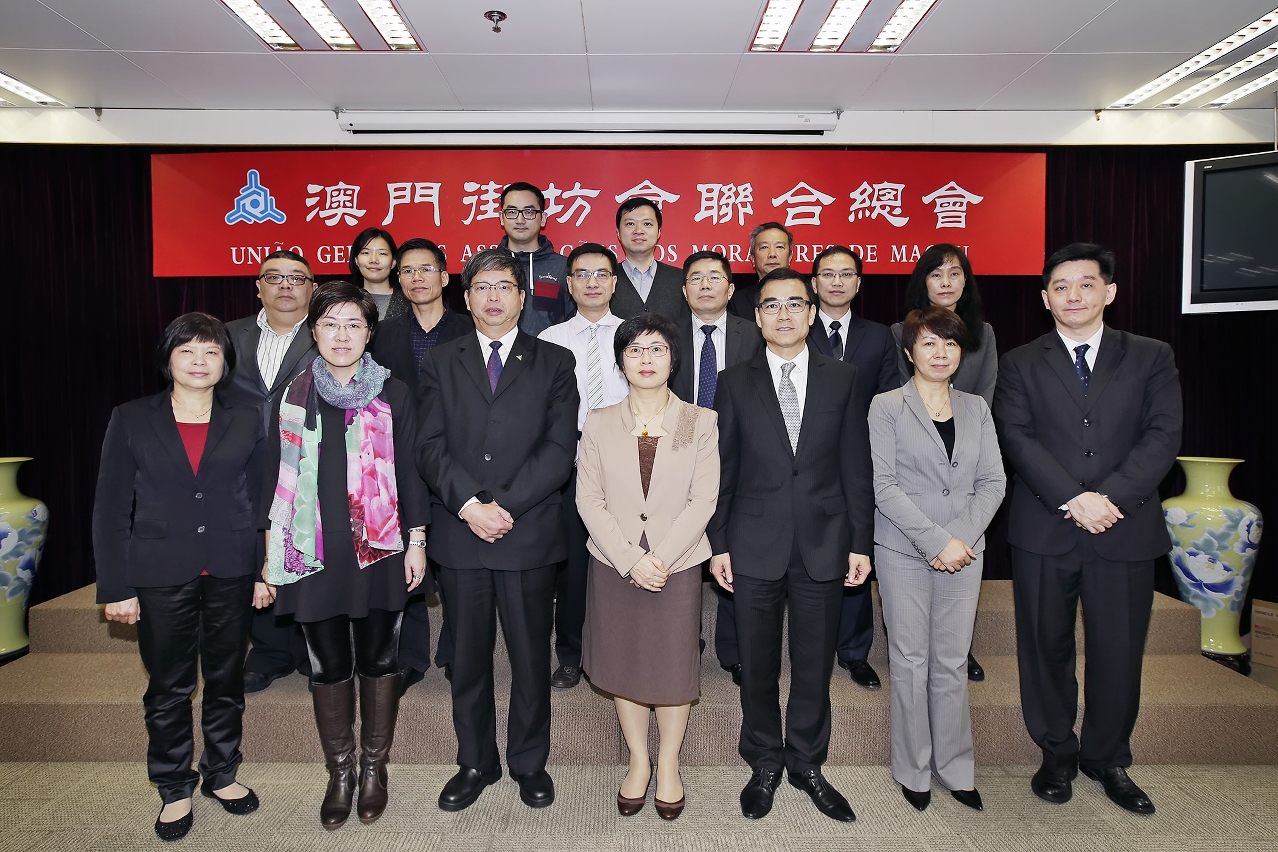 A Secretária Sónia Chan (no meio à frente) e os representantes da União Geral das Associações dos Moradores de Macau.