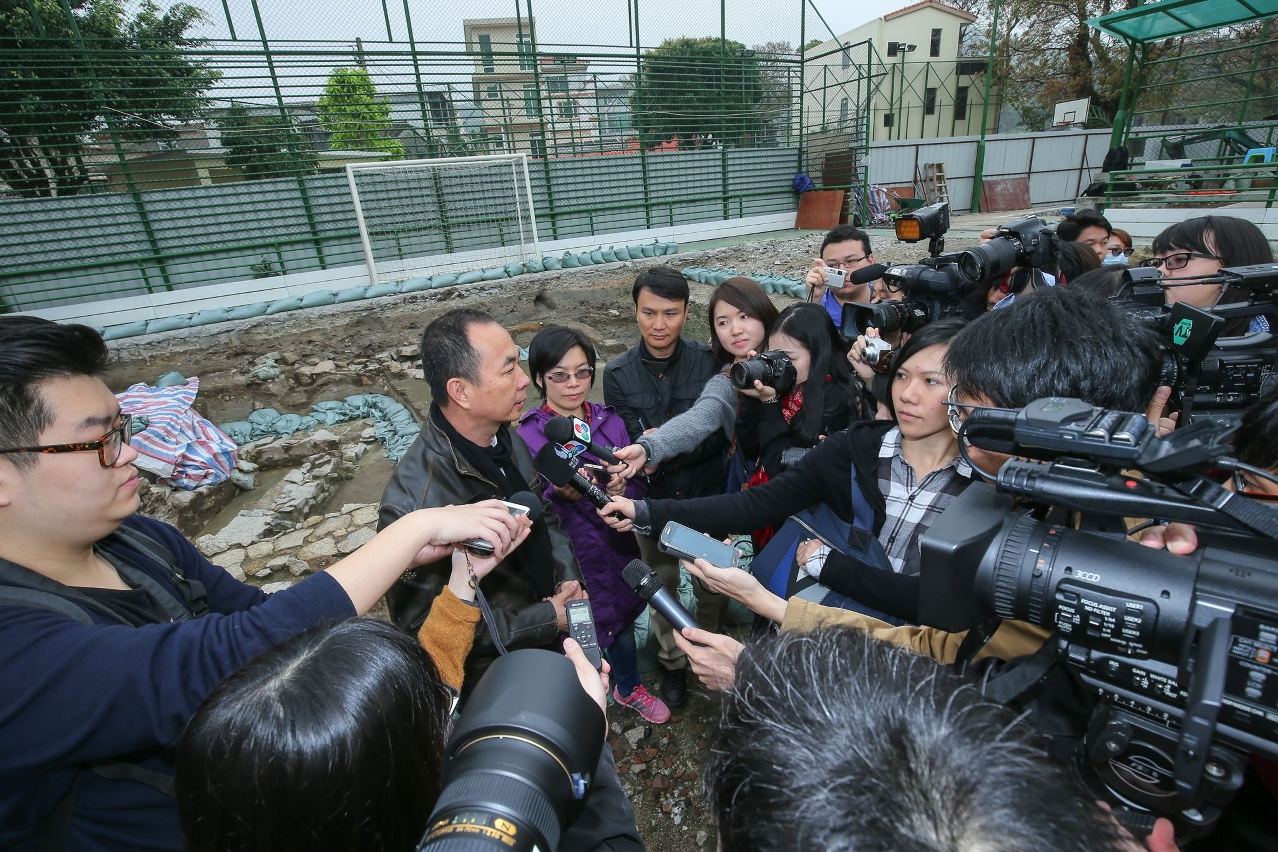 文化局考古人員為傳媒講解“路環船鋪街考古項目”第二階段考古工作