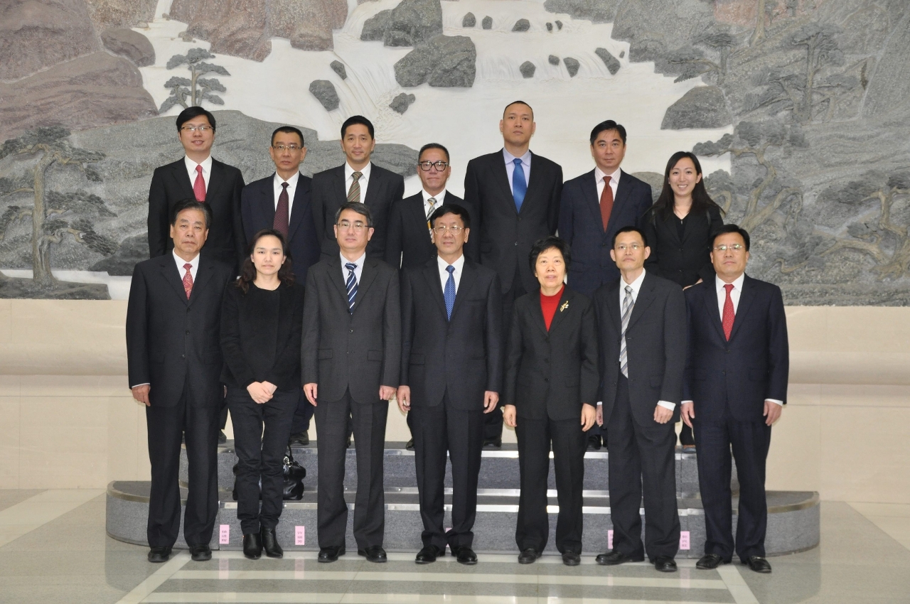 Delegação do CCAC com Procurador-Geral da Suprema Procuradoria do Povo, Can Jianming (ao centro da fila da frente) e dirigentes da Suprema Procuradoria do Povo