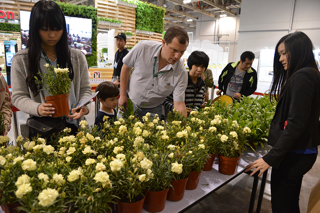 Potted plants were distributed to the visitors at the end of the Green Public Day, hoping that they would give continuity to the green concept.