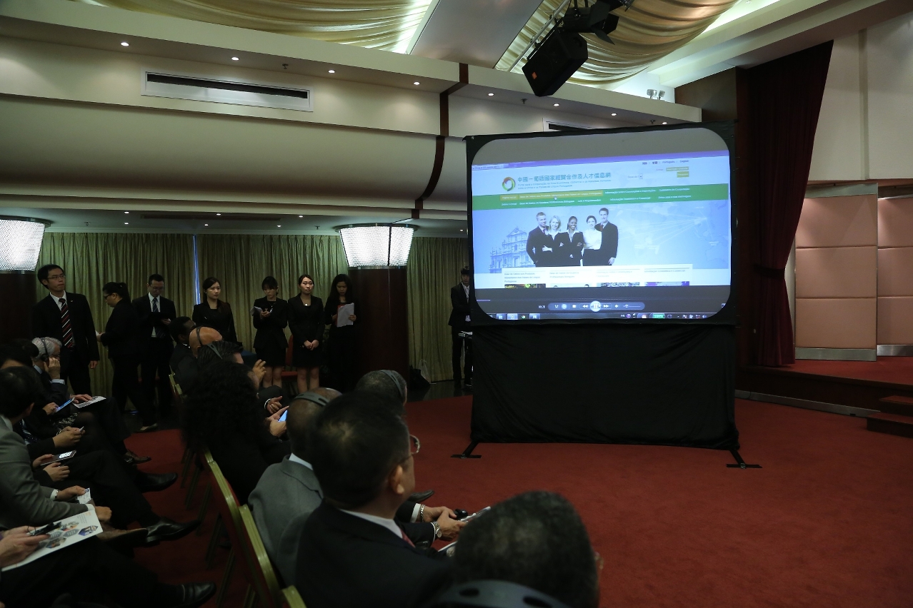 Apresentação do conteúdo do Portal para a Cooperação na área Económica, Comercial e de Recursos Humanos entre a China e os Países de Língua Portuguesa pelo Director Geral da empresa Cofortune Information Technology Co., Ltd, Sr. Ding Qiang