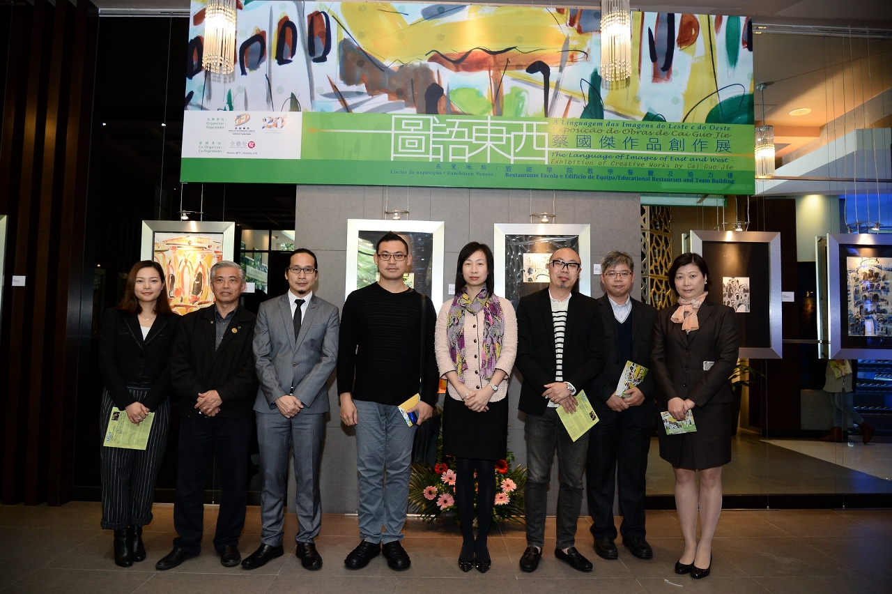 A group photo of Mr. Cai and guests