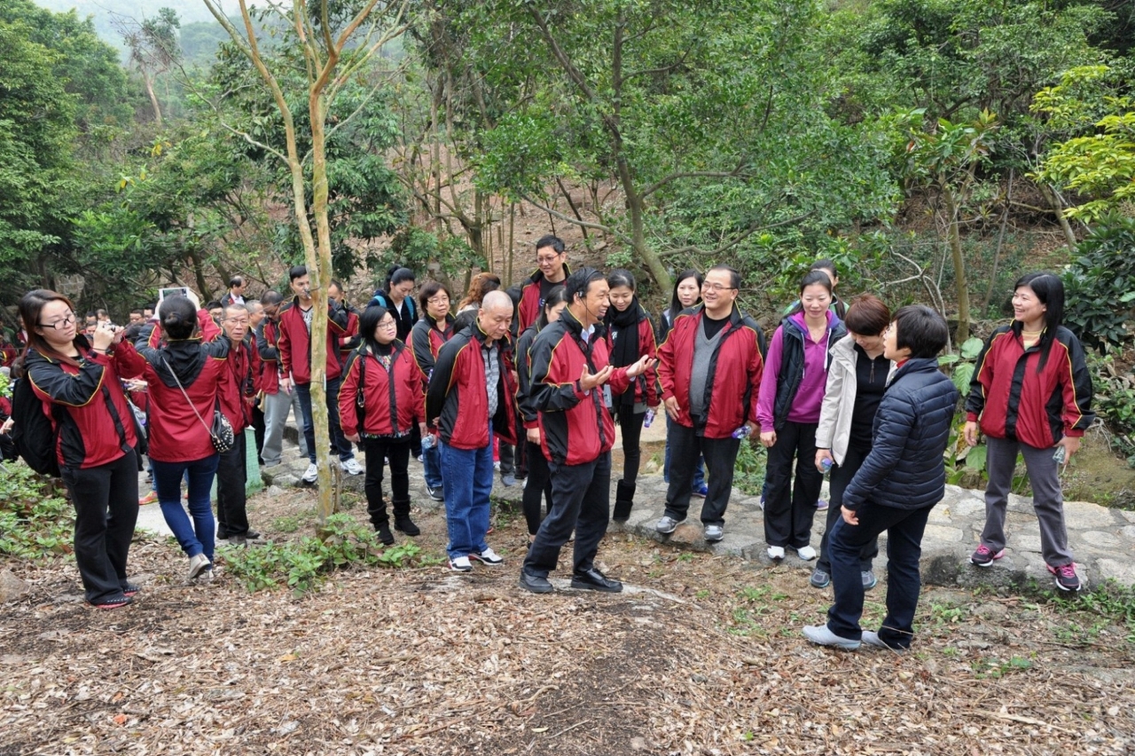 梁冠峰介紹沿途的生態環境，陳司長及社諮會成員亦就區內的設施發表意見