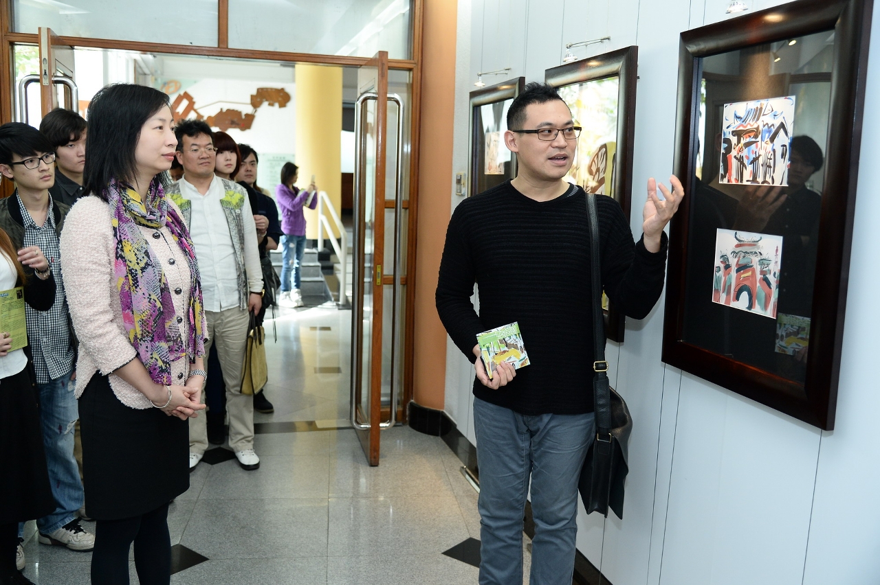 Mr. Cai elaborating his paintings for guests