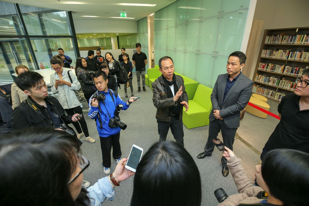 O Presidente do Instituto Cultural, Ung Vai Meng, apresenta as instalações da Biblioteca da Taipa à comunicação social