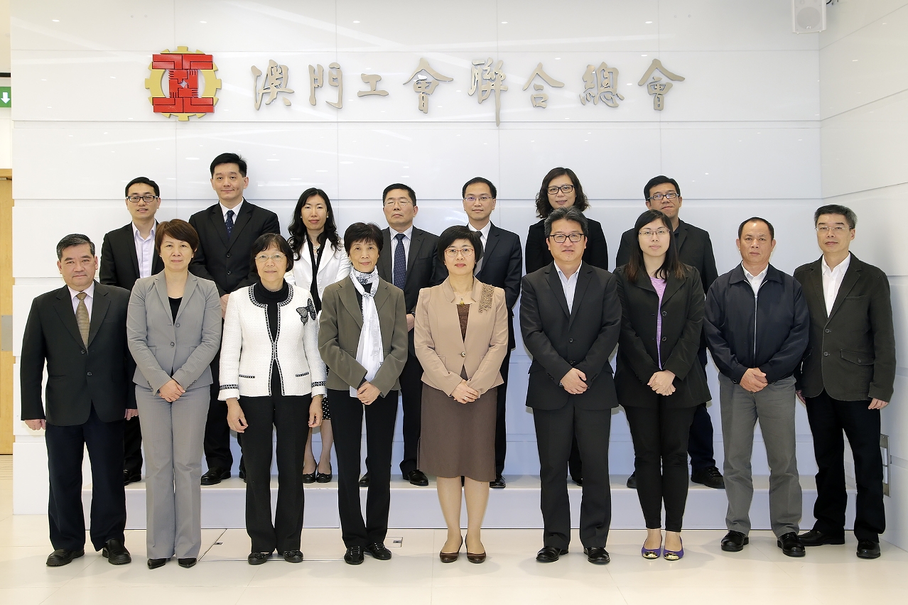 A Secretária Sónia Chan (no meio à frente) e os representantes da Federação das Associações dos Operários de Macau.