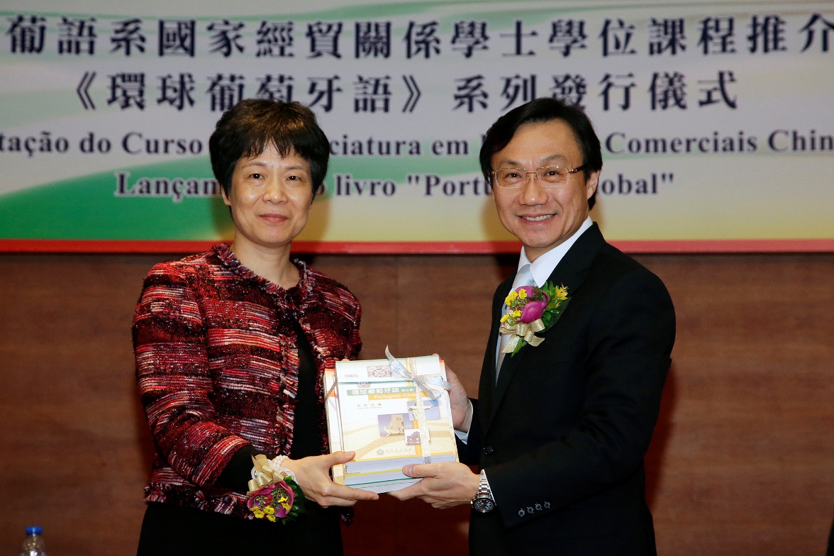 譚俊榮向中聯辦文化教育部部長徐婷贈書