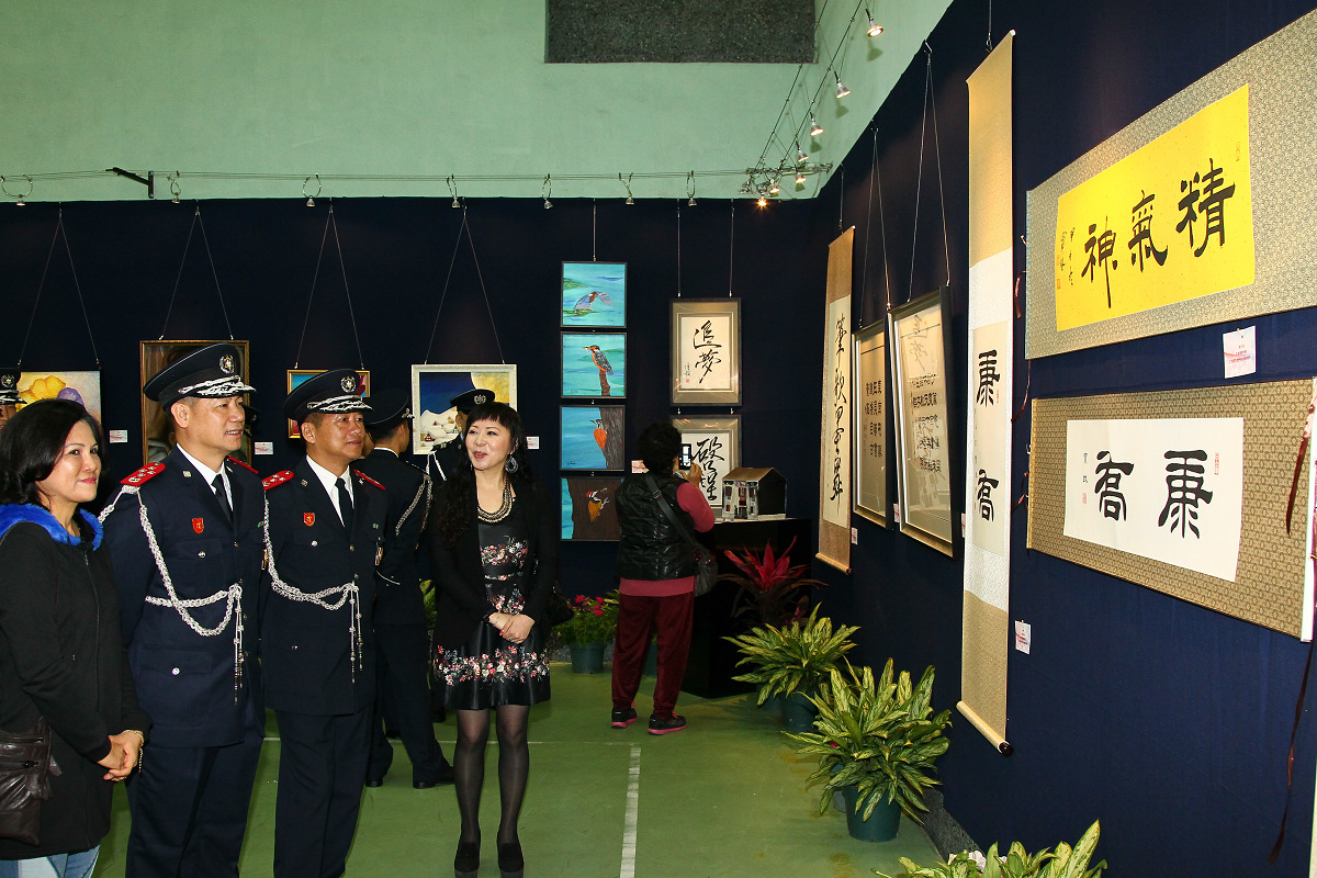治安警察局局長觀賞美術作品展