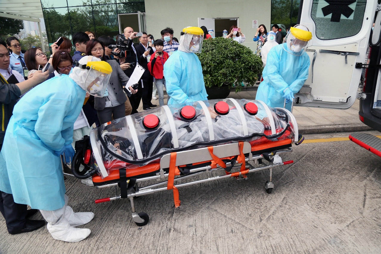 消防局人員使用隔離艙將病人移送至救護車