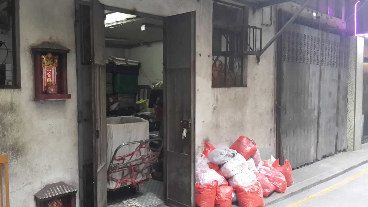 無牌店舖內緝獲瓜果