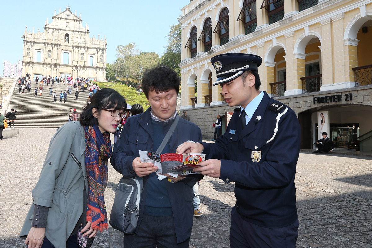 治安警向市民旅客講解街頭扒竊手法 (2)
